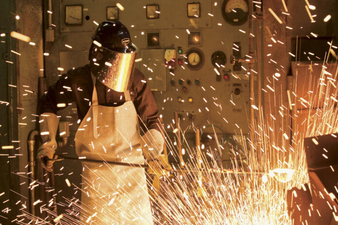 Setores de produtos de metal e confecções sofrem ajustes na produção em janeiro.