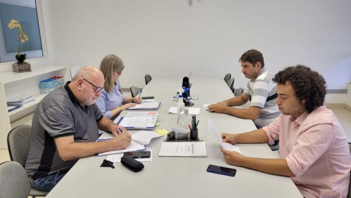 Os vereadores integrantes da Comissão de Orçamento, Finanças e Contas Públicas