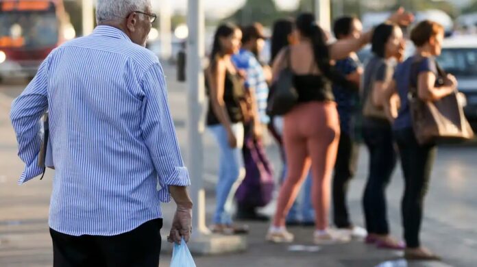 Primeira parcela do abono anual será paga na folha de abril e a segunda na folha de maio