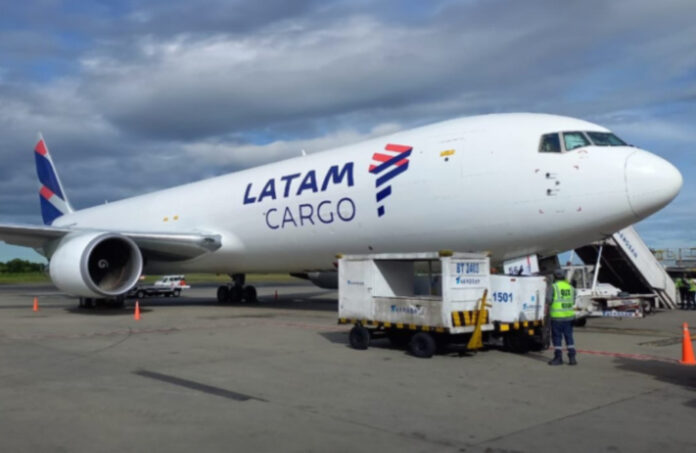 Rota será operada em aeronaves cargueiras Boeing 767-300F, com capacidade para mais de 50 toneladas. Foto: Divulgação/Latam Cargo Rota será operada em aeronaves cargueiras Boeing 767-300F, com capacidade para mais de 50 toneladas.