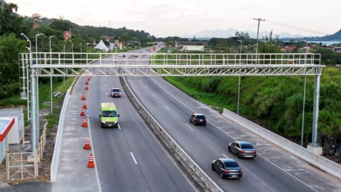 Kapsch TrafficCom, empresa austríaca que domina a tecnologia MLFF e tem sua filial para a América do Sul em Santiago