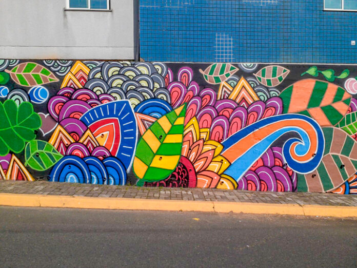O grafite transcende simplesmente a aplicação de tinta em paredes