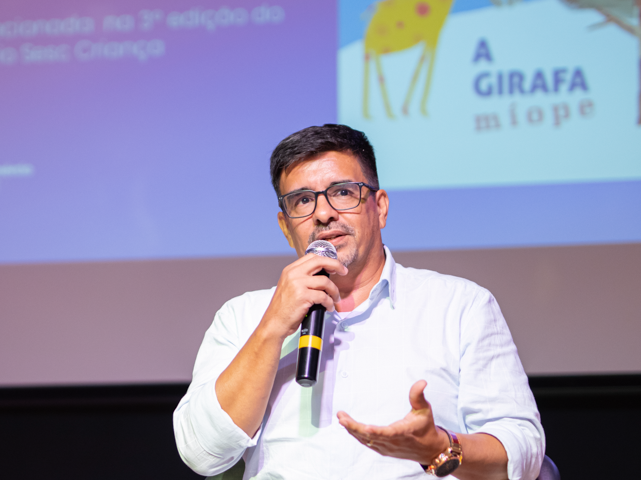 Timboense lança livro vencedor