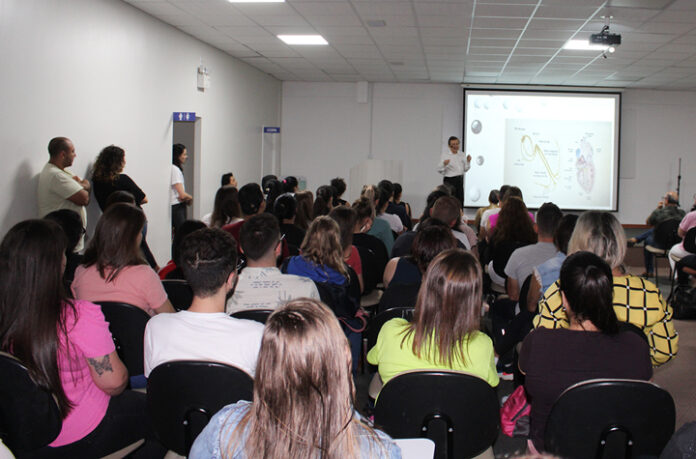 Na edição de 2023, a palestra intitulada “O Coração: aspectos físicos e espirituais”, proferida pelo cardiologista, doutor Melchior Moser, destacou-se pelo expressivo comparecimento do público e pela profundidade da interação entre o palestrante e os participantes