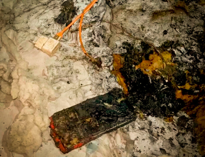 Bombeiro explica os perigos de carregar o celular na cama