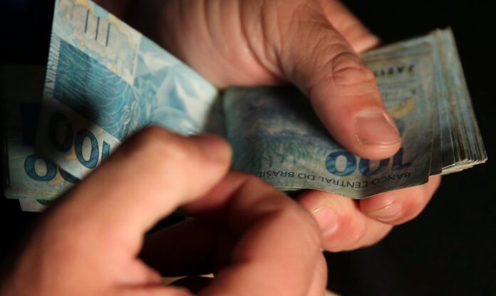 Governo propõe salário mínimo de R$ 1.502 em 2025