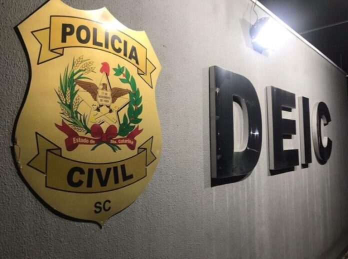 Delegacia de capturas da DEIC prende foragido por homicídio em Blumenau