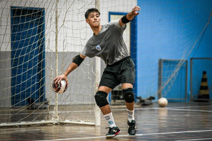 Atleta de futsal faz campanha para custear cirurgia