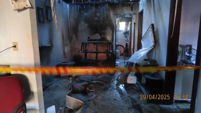 Bombeiros atendem ocorrência de incêndio em residência de Blumenau, evitando reignição. Moradora de 40 anos e familiares não ficaram feridos.