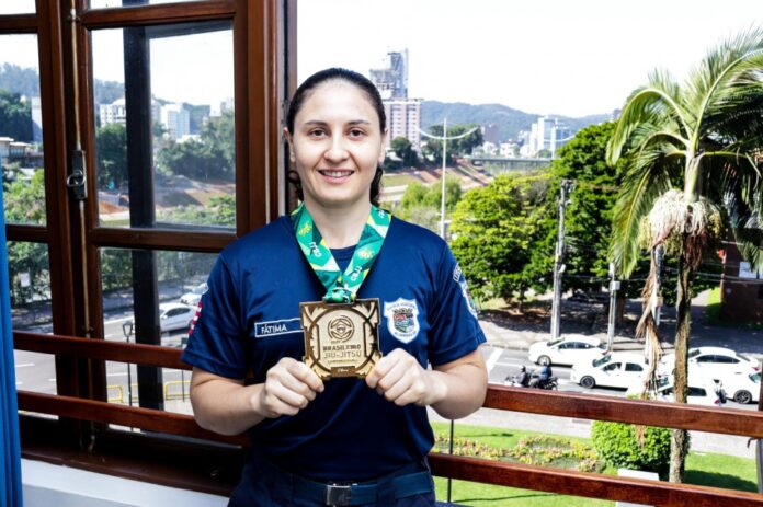 Agente de trânsito de Blumenau é campeã brasileira de jiu-jitsu