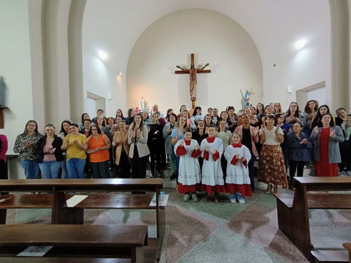 Homenagem às mães em Rio dos Cedros: celebração especial na Comunidade São Miguel Arcanjo