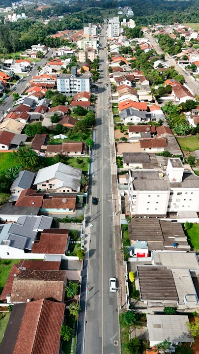 Recapeamento asfáltico na rua Belo Horizonte em andamento