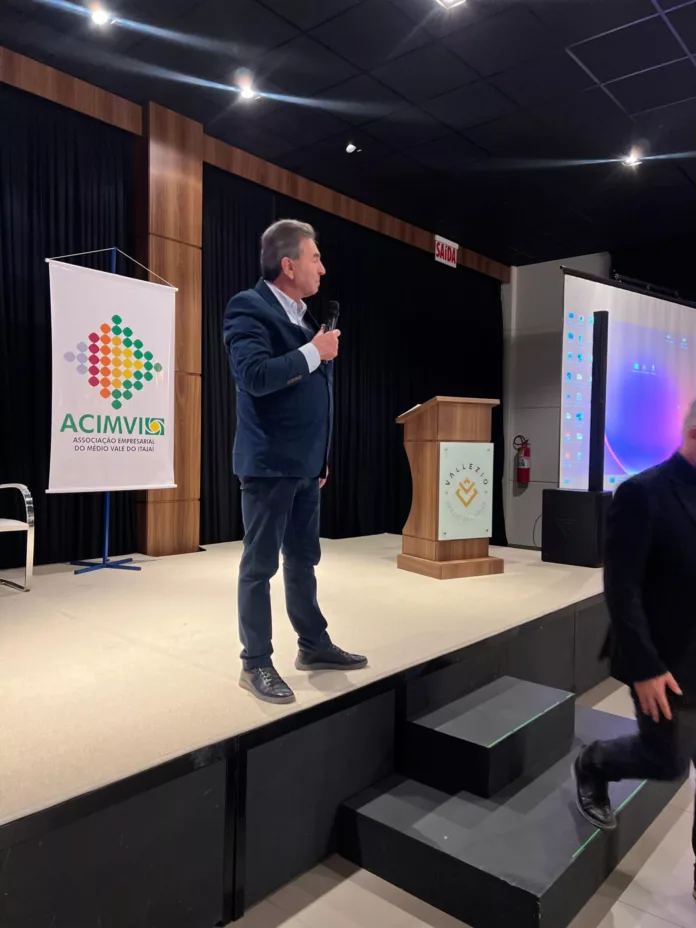 Fortalecimento empresarial e inspiração no Café da Manhã da Acimvi: lições de Acari Menestrina