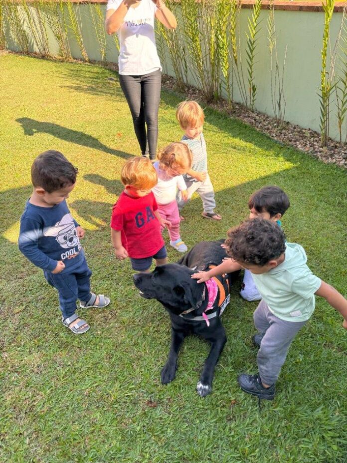 Cadela Malu alegra crianças e promove a conscientização sobre a Defesa Civil em Timbó