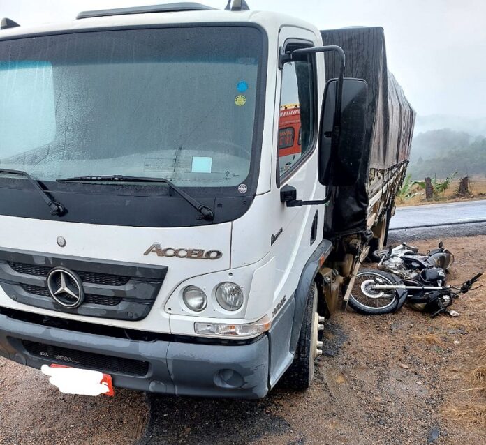 Acidente entre caminhão e moto deixa feridos na SC-110, em Rodeio