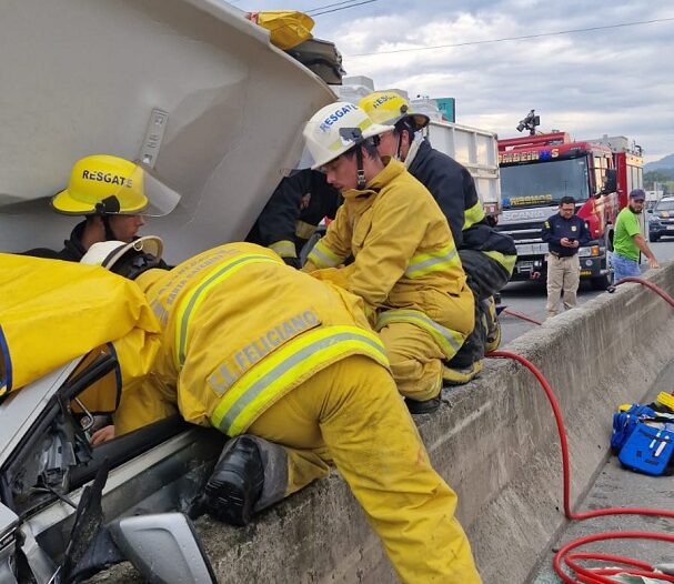 Colisão entre carro e caminhão deixa vítima presa nas ferragens na BR-470