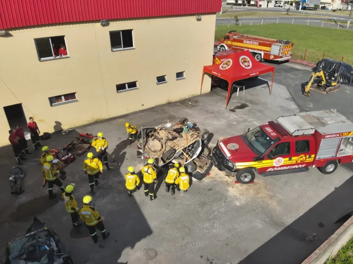 Bombeiros realizam simulações de resgate em acidentes durante treinamento em Gaspar