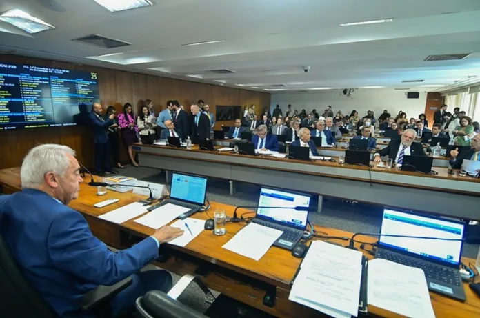CCJ do Senado aprova fim da reeleição, mandatos de cinco anos e eleições unificadas