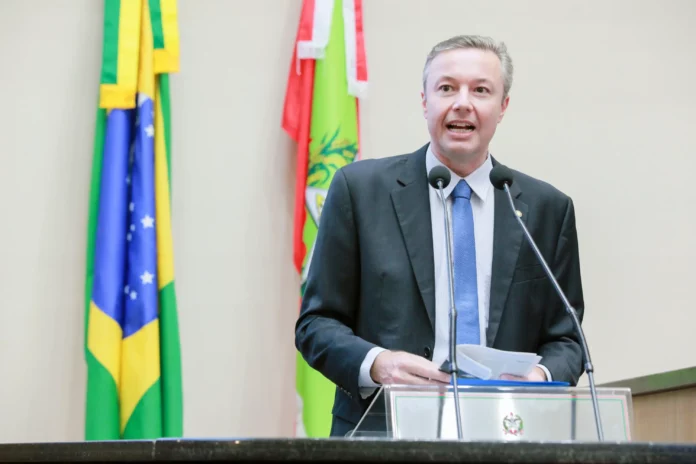 Deputado cobra solução urgente para corte de serviços no Hospital Oase: impacto na Saúde Regional