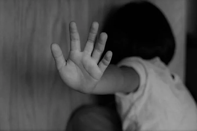 Casal é condenado por torturar menina de 4 anos com cintos, mordidas e espinhos