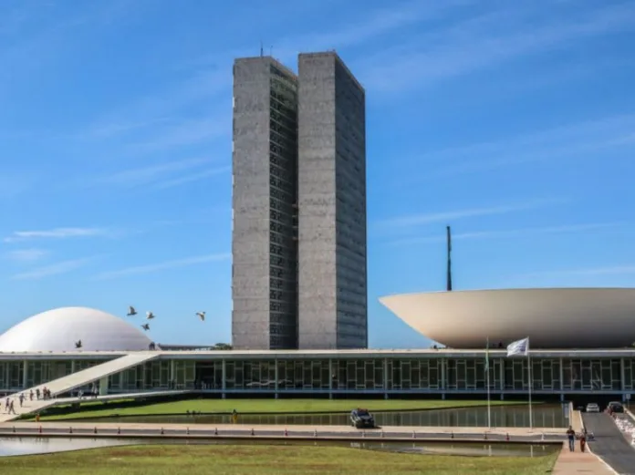 Ala do Congresso Nacional critica a possível judicialização do caso do IOF