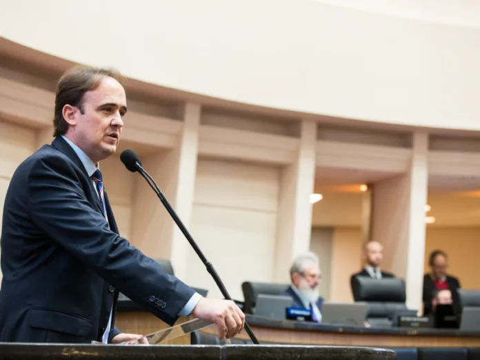 Sessão tem crítica à ampliação do número de deputados