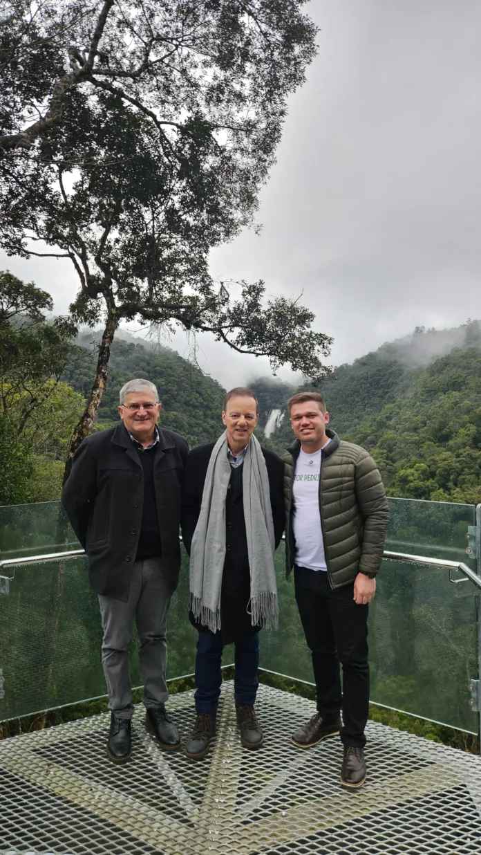 Doutor Pedrinho celebra novo Mirante da Cachoeira Véu de Noiva