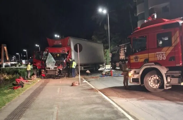 Colisão violenta entre caminhões deixa dois feridos em grave acidente