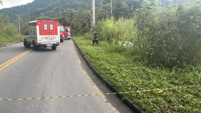 Motorista em surto: Carro cai em barranco às margens do Rio do Testo e interdita trânsito na Rua dos Atiradores