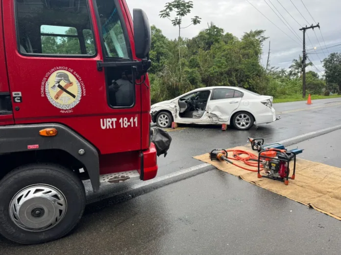 Grave colisão na SC-421 deixa uma mulher ferida