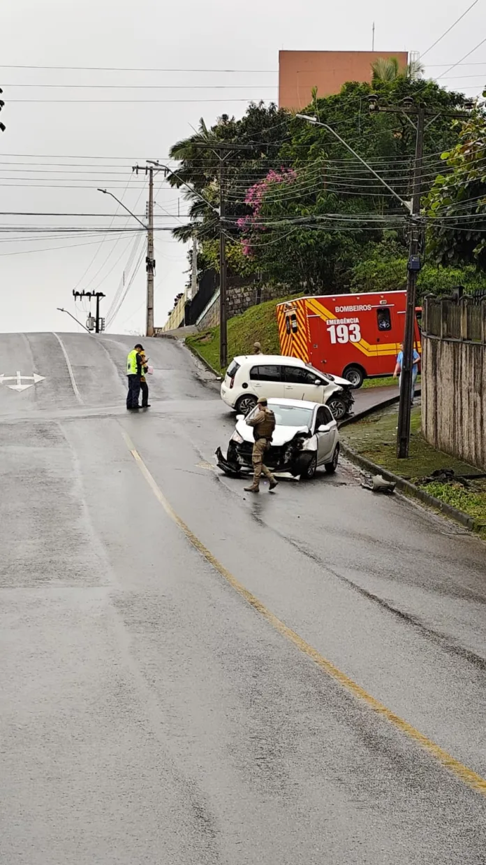 Colisão em Timbó: Bombeiros atendem acidente no cruzamento da rua Áustria e Alemanha