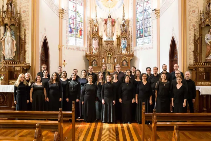 Timbó recebe Madrigal Presto em espetáculo de canto coral encantador