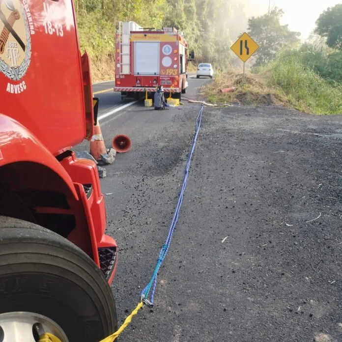 Motociclista despenca de ribanceira de 12 metros na SC-110, entre Pomerode e Jaraguá do Sul