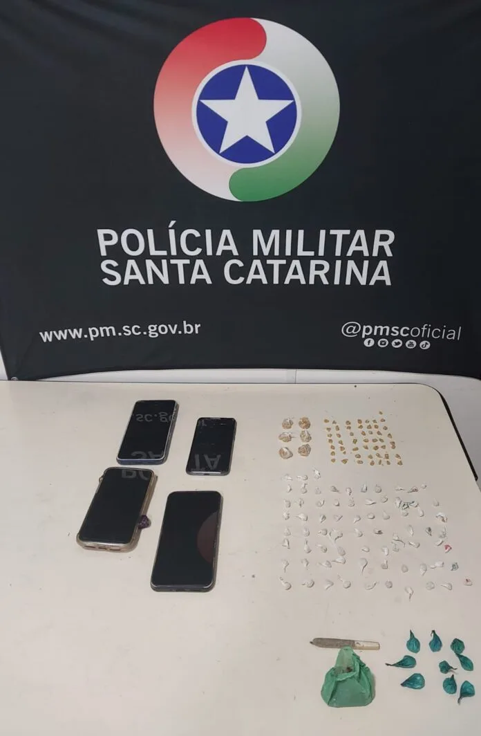 Dupla é presa por tráfico de drogas em conjunto habitacional de Blumenau