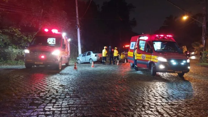 Cinco pessoas ficam feridas em colisão entre carro e poste em Blumenau