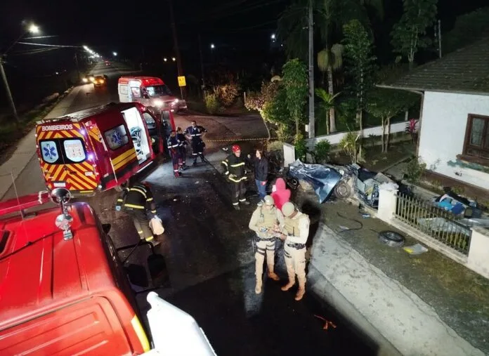 Acidente grave deixa uma pessoa morta e quatro feridas em Timbó