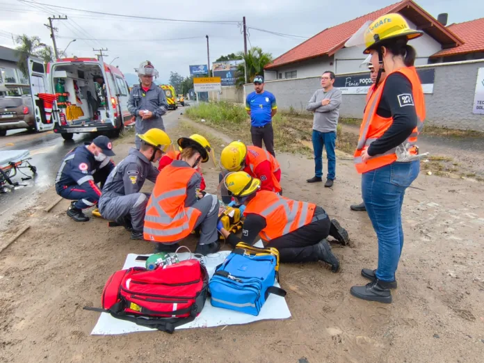 acidente-indaial-a-timbo Jovem é atingida por carro na SC-477, em Indaial