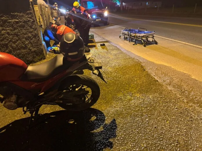 Homem é encaminhado ao hospital após colisão entre duas motocicletas