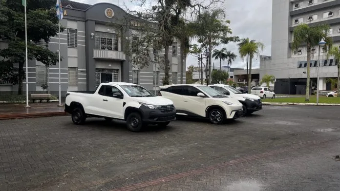 carros-prefeitura-696x392 Samae de Timbó renova frota com três novos veículos, incluindo um elétrico