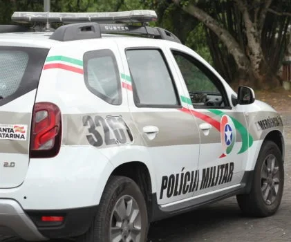 Homem com faca invade casa, ameaça e rouba moradores em Timbó