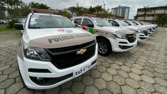 Flagrante inusitado: homem é preso sentado ao lado do veículo recém-furtado em Blumenau