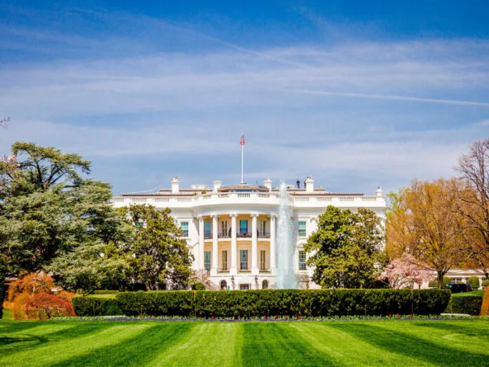 Carta de Trump enviada ao presidente Lula informa e justifica o aumento de tarifas sobre os produtos brasileiros