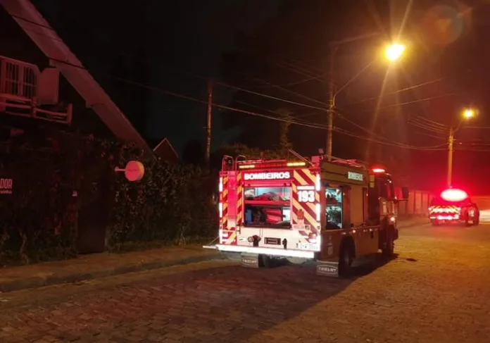 Incêndio atinge casa no bairro Itoupava Seca em Blumenau durante a madrugada