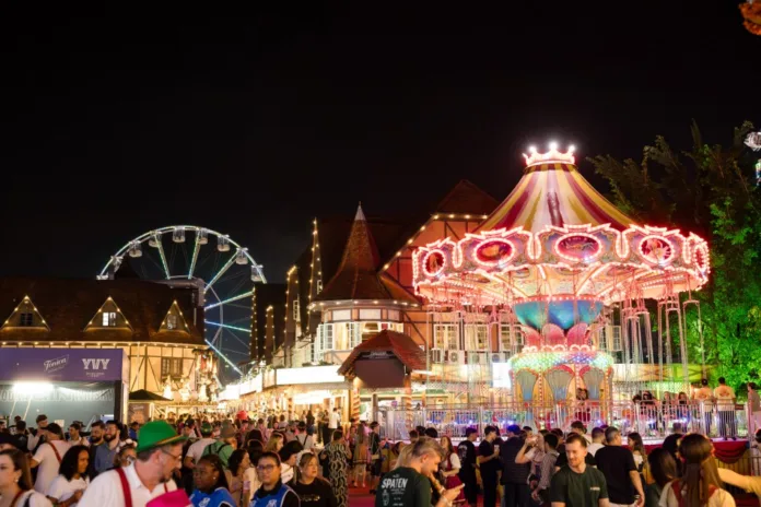 Oktoberfest Blumenau resgata tradição com parque de diversões no estacionamento do Galegão