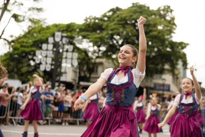 Oktoberfest Blumenau apresenta os carros alegóricos que vão emocionar o público nos desfiles em 2025