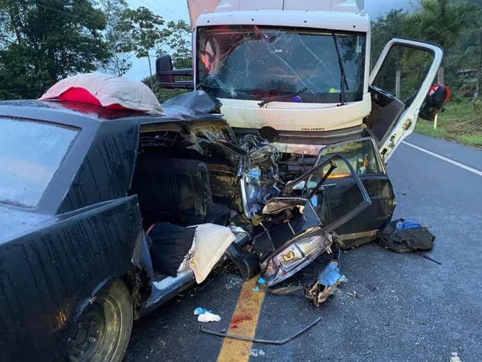 Caminhão em zigue-zague bate de frente com carro e mata mãe, filha e neta