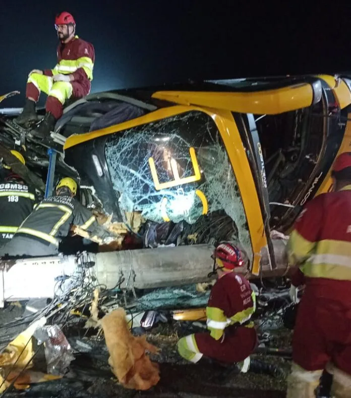 Ônibus bate em poste, tomba e deixa um morto e oito feridos na BR-101
