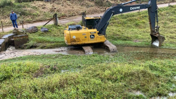 Limpeza na captação do rio Ferro garante abastecimento em Benedito Novo