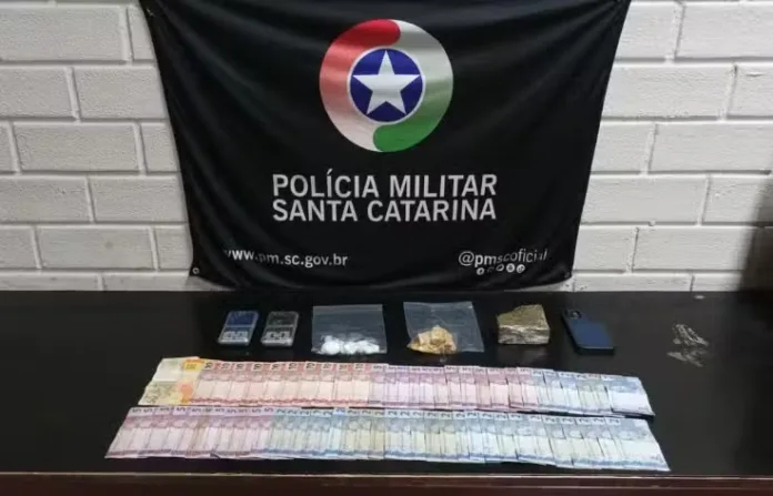 PM encontra drogas e balanças em mata durante busca por celular perdido