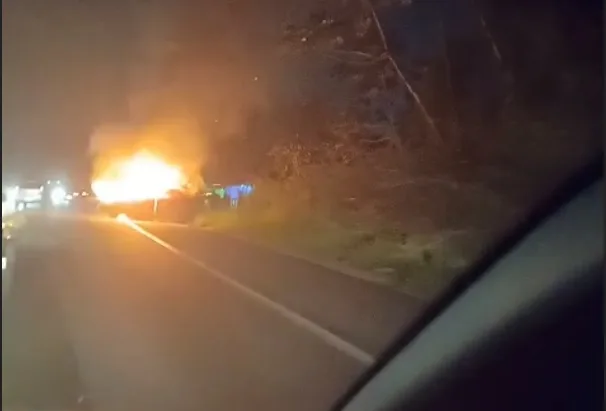 Carro pega fogo após colisão com carreta na BR-470, entre Indaial e Blumenau